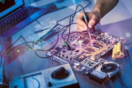 Photo d'un testeur de carte mère utilisé lors d'un diagnostic PC - Saint Jean d'Arvey